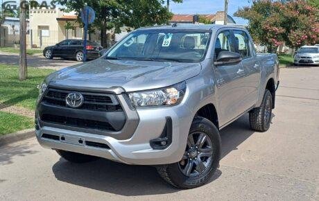 TOYOTA HILUX SR 4X2 2.4 M/T OKM