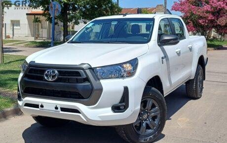 TOYOTA HILUX SR 4X2 2.8 M/T OKM